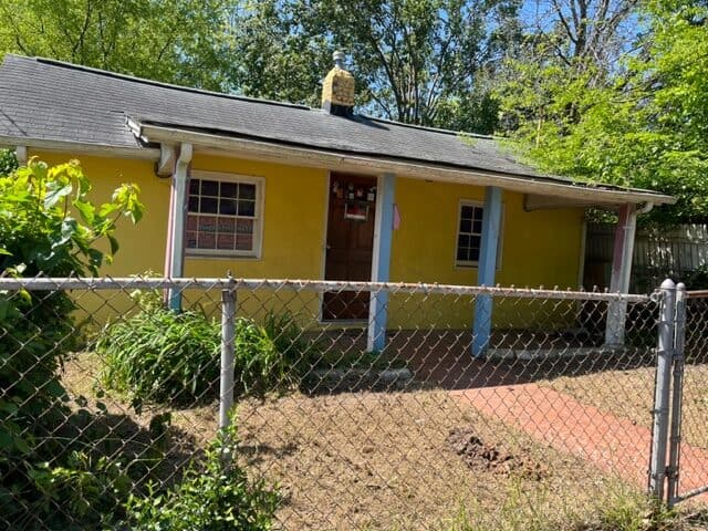 the front exterior of 1606 Oakwood Avenue, Raleigh, N.C., a 2-bedroom home listed for sale by Raleigh Homes Realty